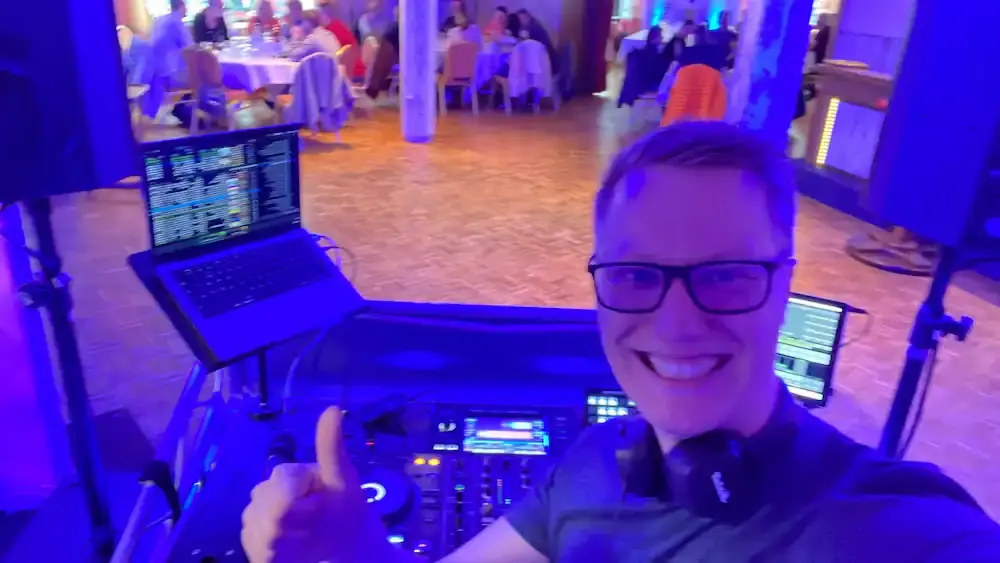 DJ Tilow am DJ-Pult bei einer Hochzeit als DJ